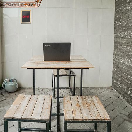 Spot On 93967 Hasna Guest House Syariah Kediri  Bagian luar foto