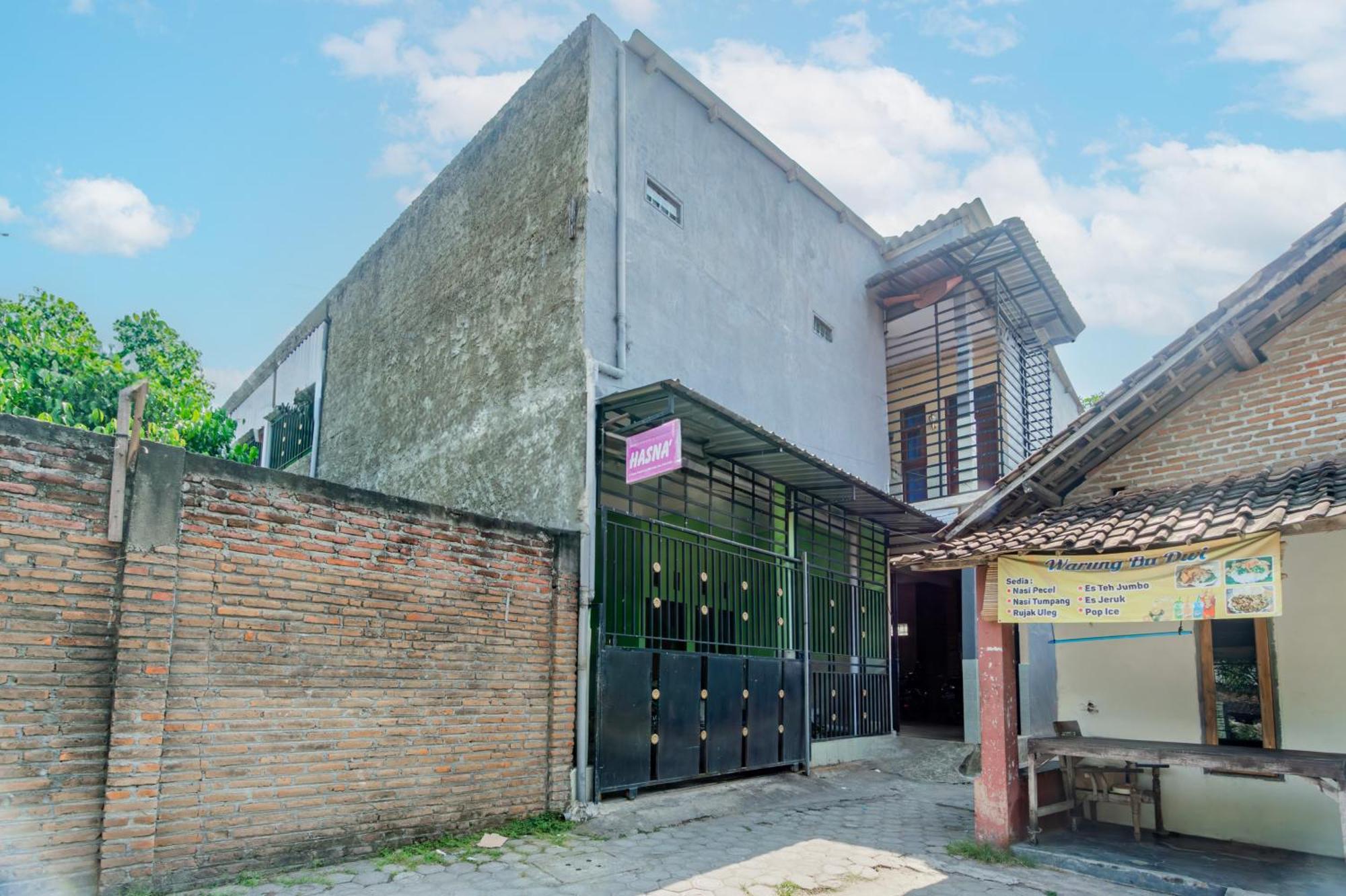 Spot On 93967 Hasna Guest House Syariah Kediri  Bagian luar foto