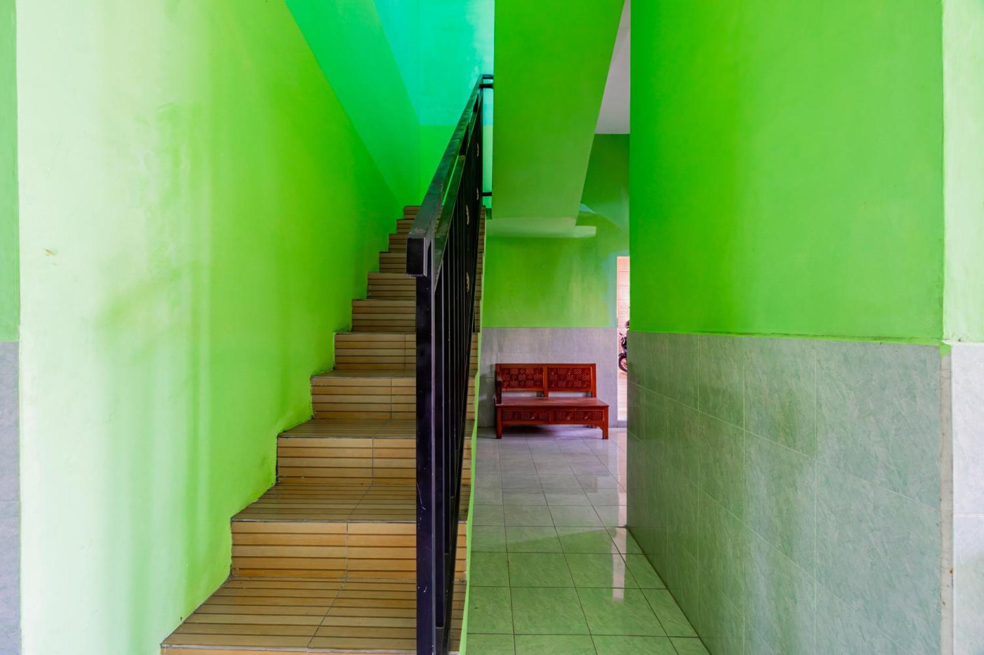Spot On 93967 Hasna Guest House Syariah Kediri  Bagian luar foto
