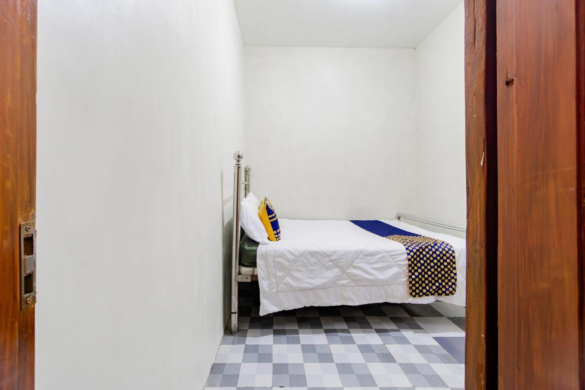 Spot On 93967 Hasna Guest House Syariah Kediri  Bagian luar foto