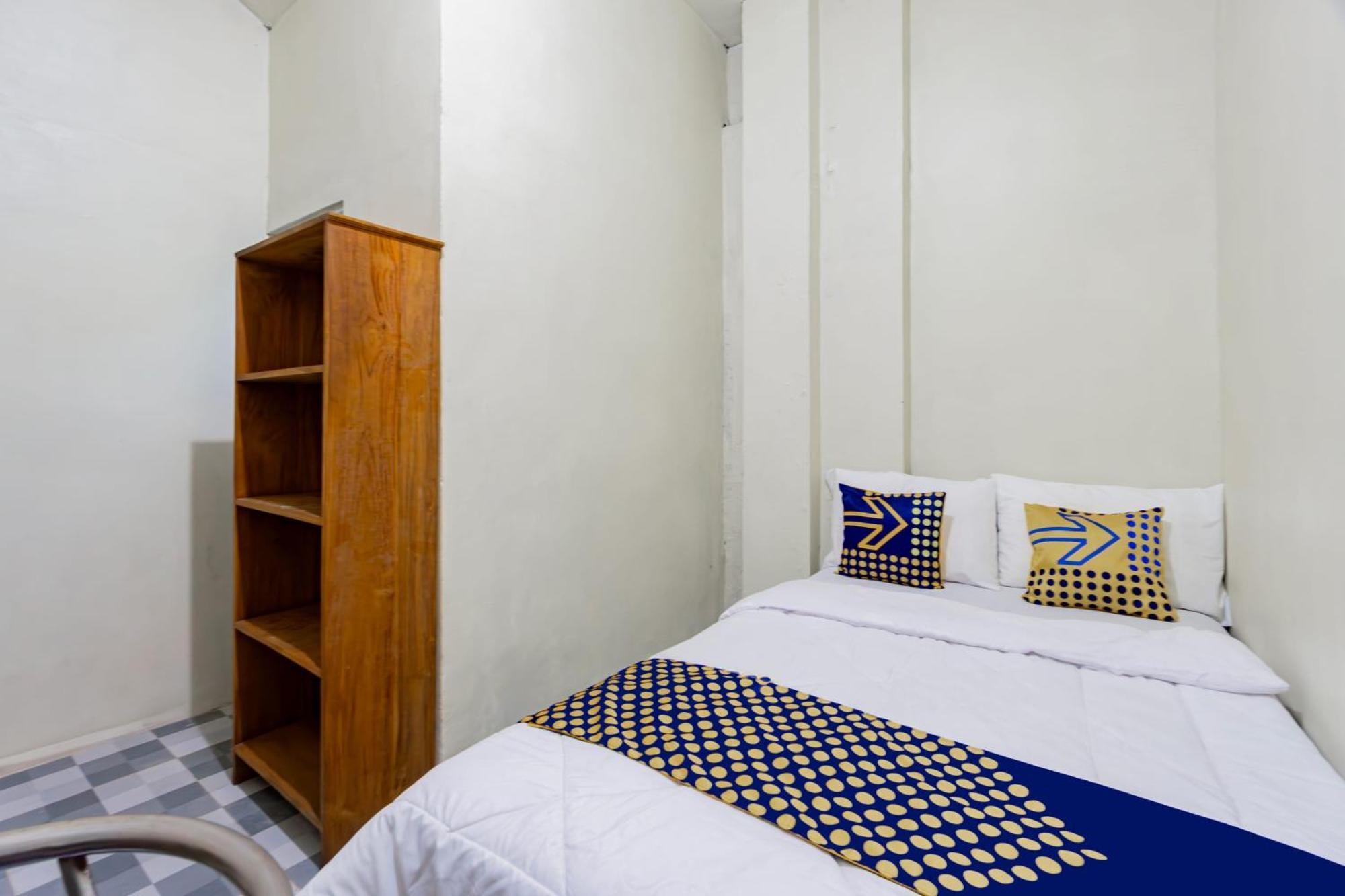 Spot On 93967 Hasna Guest House Syariah Kediri  Bagian luar foto
