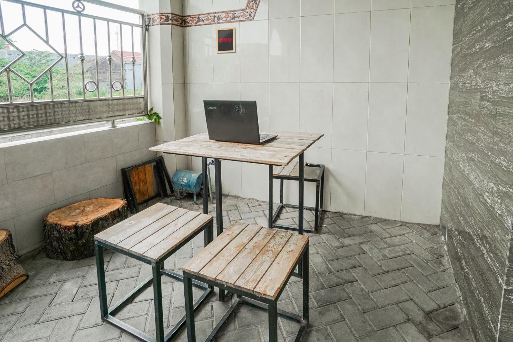Spot On 93967 Hasna Guest House Syariah Kediri  Bagian luar foto