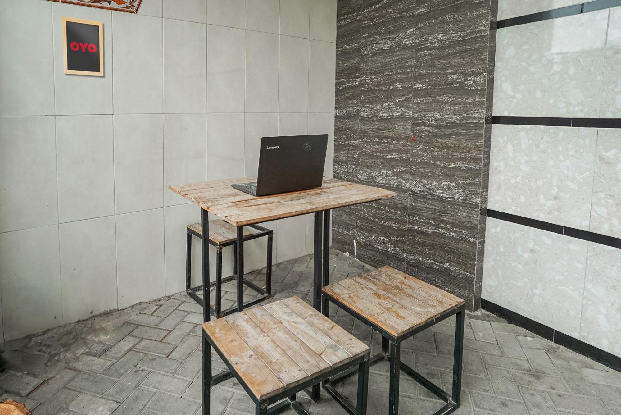 Spot On 93967 Hasna Guest House Syariah Kediri  Bagian luar foto