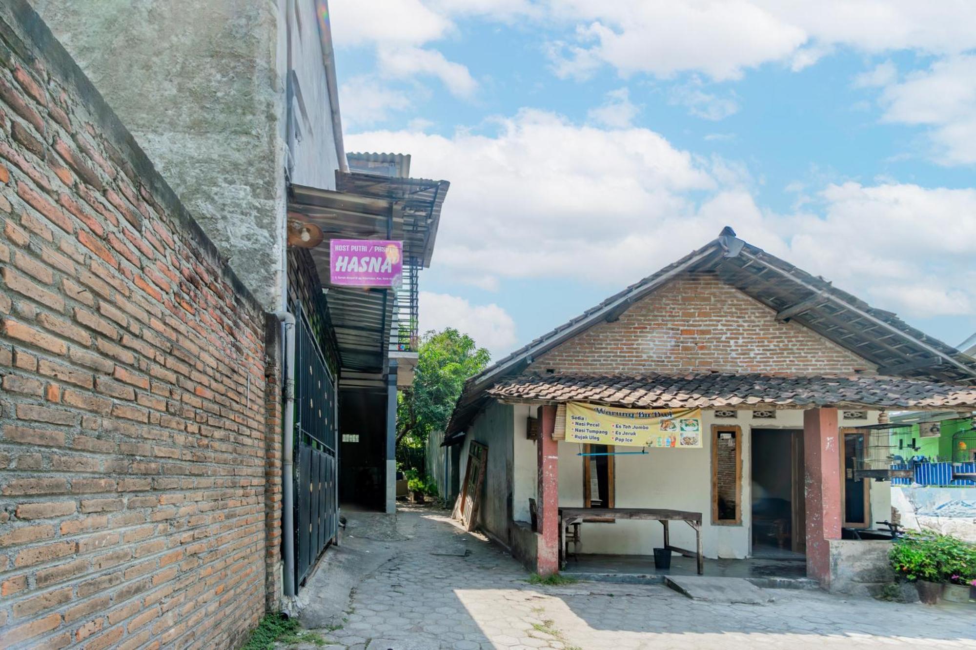Spot On 93967 Hasna Guest House Syariah Kediri  Bagian luar foto